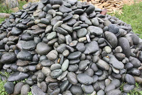 Kamenclub.ru: Темно-серый валунчик фр.100-300 мм.  купить в Костроме крупный природный камень серый, темно-серый, светло-серый речная галька большого размера окатанная 4500 руб/т   фото КАМЕНЬ КЛУБ