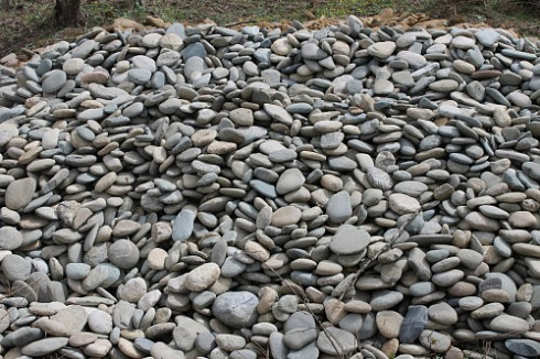 Kamenclub.ru: Галька речная плоская (ассорти) фр. 100-200-300 мм купить  в Костроме галька галечник природный серый, белый темно-серый синий рыжий светло-серый природная галька плоская крупная 8000 руб/т   фото КАМЕНЬ КЛУБ