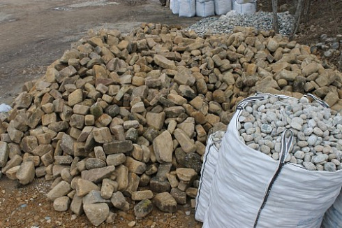 Kamenclub.ru: Песчаник для строительства и кладки блочный (фр 100-200 мм)  купить в Костроме песчаник бежевый серый рыжий валун мелкий для строительства песчаник 6500 руб/т   фото КАМЕНЬ КЛУБ