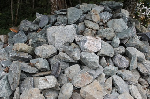 Kamenclub.ru: Гранит скальник (серо-зеленый) фр. 100-500 мм.  купить в Костроме гранит зеленый, серый, салатовый крупный ландшафтный валун 6 000 руб/т   фото КАМЕНЬ КЛУБ