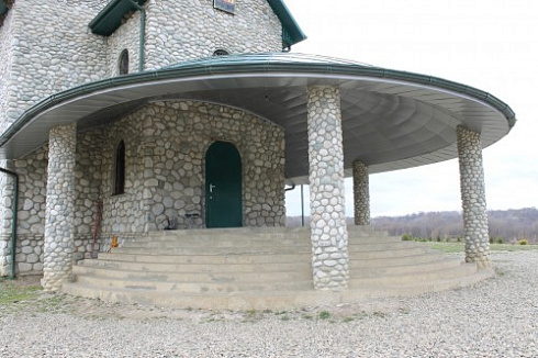 Kamenclub.ru: Галька речная плоская (бело-серая) фр. 100-200-300 мм. купить  в Костроме галька речная плоская серый, белый, бело-серый, серо-белый речная галька плоская  9000 руб/т   фото КАМЕНЬ КЛУБ