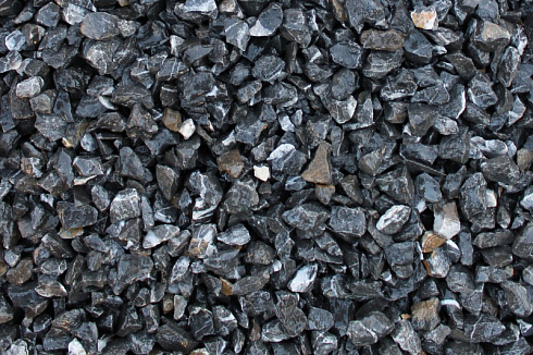 Kamenclub.ru: Щебень крошка черный (мрамор) фр. 5-10 мм.  купить в Костроме мрамор черный с белыми прожилками, черный, белый мраморная крошка декоративная ландшафтная 11000 руб/т   фото КАМЕНЬ КЛУБ