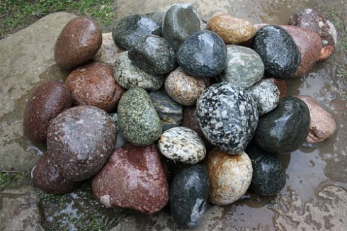 Kamenclub.ru: Галька окат (цветная картошка) фр. 50-100 мм. купить  в Костроме галька природная окатанная серый белый цветной синий темно-серый коричневый округлый галечник окатанный 6800 руб/т   фото КАМЕНЬ КЛУБ