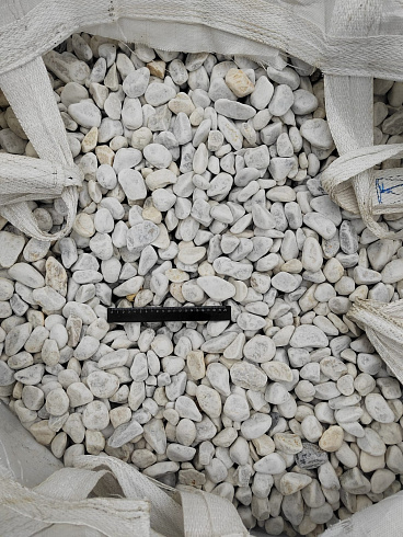 Kamenclub.ru: Мраморная крошка (щебень галтованный белый) фр.40-70 мм.  купить в Костроме мрамор белый молочный айвори окатанный округлый природный камень 17000 руб/т   фото КАМЕНЬ КЛУБ