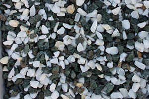 Kamenclub.ru: Мраморная крошка (щебень крошка микс: белый-зеленый) фр. 10-20 мм.  купить в Костроме мрамор белый, зеленый каменная ландшафтная декоративная крошка щебня 9500 руб/т   фото КАМЕНЬ КЛУБ