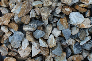 Kamenclub.ru: Мраморная крошка (щебень крошка медовый) фр. 20-40 мм.  купить в Костроме мрамор бежевый рыжий желтый ландшафтная мраморная крошка 12000 руб/т   фото КАМЕНЬ КЛУБ