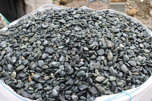 Kamenclub.ru: Щебень галтованный зеленый (змеевик) фр. 20-40 мм.  купить в Костроме мрамор зеленый, салатовый оголтованный щебень мраморный 12500 руб/т   фото КАМЕНЬ КЛУБ