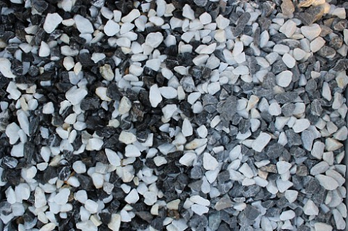 Kamenclub.ru: Мраморная крошка (щебень крошка микс : черный-белый) фр. 10-20 мм.  купить в Костроме мрамор белый, черный каменная декоративная крошка ландшафтная 12000 руб/т   фото КАМЕНЬ КЛУБ