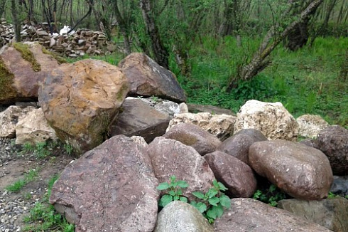 Kamenclub.ru: Конгломераты фр. 300-1000 мм.  купить в Костроме кварц мрамор диабаз коричневый, серый зеленоватый речной валун крупный 6500 руб/т   фото КАМЕНЬ КЛУБ