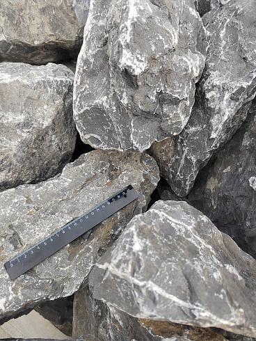 Kamenclub.ru: Черный мрамор скальник фр. 100-500 мм.  купить в Костроме мрамор черный белый серый крупный колотый валун ландшафтный 8500 руб/т   фото КАМЕНЬ КЛУБ