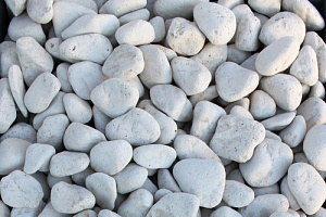 Kamenclub.ru: Щебень галтованный белый (мрамор) фр.5-10 мм.  купить в Костроме мрамор белый, айвори, молочный каменная мраморная декоративная ландшафтная крошка 17000 руб/т   фото КАМЕНЬ КЛУБ