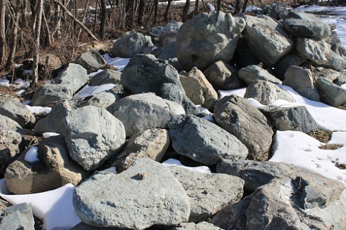 Kamenclub.ru: Гранит скальник (серо-зеленый) фр. 500-1500 мм.  купить в Костроме гранит мрамор  серый зеленый темно-серый глыба скальная колотая ландшафтная 7 500 руб/т   фото КАМЕНЬ КЛУБ