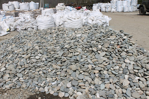 Kamenclub.ru: Галька речная плоская (серо-белая) фр. 70-120 мм. купить  в Костроме галька галечник речной серый, белый окатанная плоская  природная галька 9000 руб/т   фото КАМЕНЬ КЛУБ