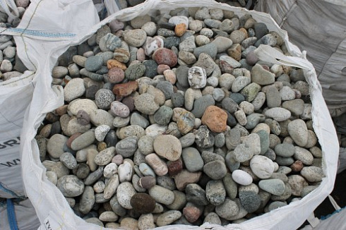 Kamenclub.ru: Галька окат (цветная картошка) фр. 50-100 мм. купить  в Костроме галька природная окатанная серый белый цветной синий темно-серый коричневый округлый галечник окатанный 6800 руб/т   фото КАМЕНЬ КЛУБ