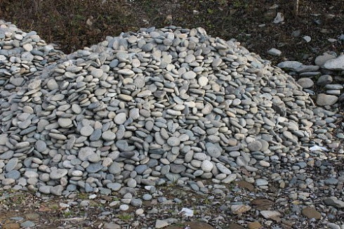 Kamenclub.ru: Галька речная плоская (ассорти) фр. 70-150 мм. купить  в Костроме галька галечник серый белый темно-серый синий светло-серый плоская природная галька  9000 руб/т   фото КАМЕНЬ КЛУБ