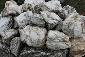 Kamenclub.ru: Мраморизированный известняк фр. 100-500 мм.  купить в Костроме известняк серый белый темно-серый сероватый валун природного образования окатанный 10500 руб/т   фото КАМЕНЬ КЛУБ