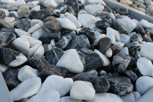 Kamenclub.ru: Мраморная крошка (щебень галтованный микс:: белый-черный) фр.20-40 мм  купить в Костроме мрамор белый, черный мраморный галтованный щебень 15500 руб/т   фото КАМЕНЬ КЛУБ