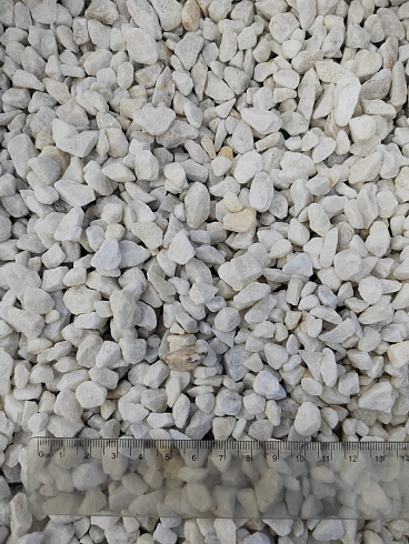 Kamenclub.ru: Мраморная крошка, щебень, цвет-белый, фр. 5-10 мм.  купить в Костроме мрамор белый, айвори, молочный мраморная каменная крошка ландшафтная 12000 руб/т   фото КАМЕНЬ КЛУБ