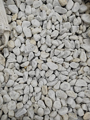 Kamenclub.ru: Мраморная крошка (щебень галтованный белый) фр.40-70 мм.  купить в Костроме мрамор белый молочный айвори окатанный округлый природный камень 17000 руб/т   фото КАМЕНЬ КЛУБ