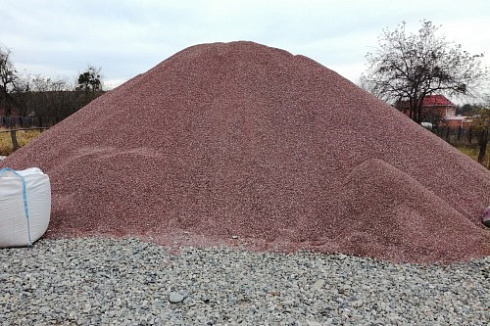 Kamenclub.ru: Мраморная крошка (щебень крошка розовый) фр. 5-10 мм.  купить в Костроме мрамор розовый, красный щебень колотый ландшафтный декоративный  11000 руб/т   фото КАМЕНЬ КЛУБ