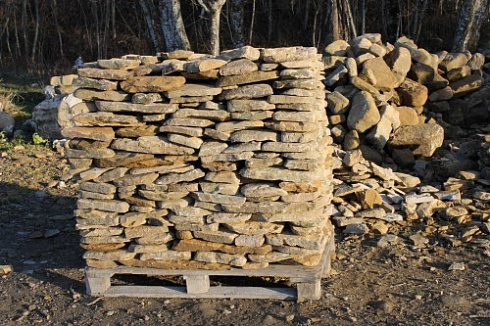 Kamenclub.ru: Песчаник колотый для облицовки (фр. 2-3 см)  купить в Костроме песчаник бежевый серый рыжий песчаник строительный 5000 руб/т   фото КАМЕНЬ КЛУБ