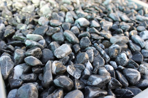 Kamenclub.ru: Щебень галтованный черный (мрамор) фр.10-20 мм.  купить в Костроме мрамор черный с белыми прожилками, черный, белый окатанный округлый ландшафтный декоративный щебень 15000 руб/т   фото КАМЕНЬ КЛУБ