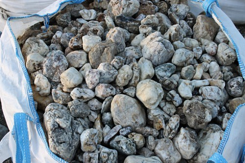 Kamenclub.ru: Кварцевый валунчик фр.100-300 мм.  купить в Костроме кварц белый, бежевый молочный рыжий крупный природный камень галечник 7850 руб/т   фото КАМЕНЬ КЛУБ