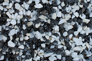 Kamenclub.ru: Мраморная крошка (щебень крошка микс : черный-белый) фр. 10-20 мм.  купить в Костроме мрамор белый, черный каменная декоративная крошка ландшафтная 12000 руб/т   фото КАМЕНЬ КЛУБ