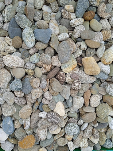 Kamenclub.ru: Галька горная речная окат (цветная) фр. 20-40 мм. купить  в Костроме галька речная серый синий бежевый белый окатанная речная галька ландшафтная 6800 руб/т   фото КАМЕНЬ КЛУБ
