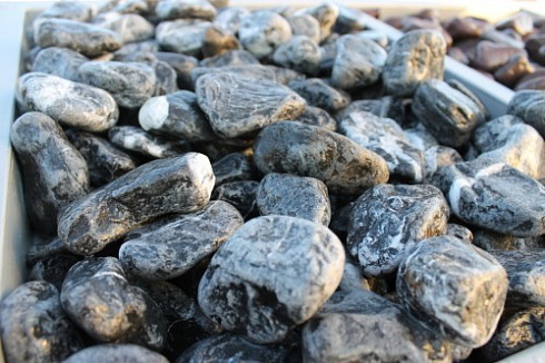 Kamenclub.ru: Щебень галтованный черный (мрамор) фр. 50-100 мм.  купить в Костроме мрамор черный с белыми прожилками щебень ландшафтный мраморный 15000 руб/т   фото КАМЕНЬ КЛУБ