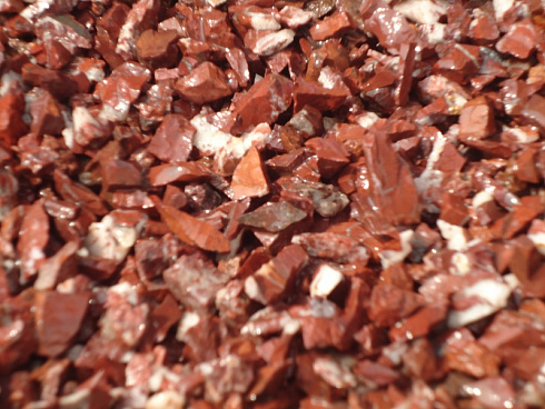 Kamenclub.ru: Щебень крошка красный (ЯШМА) фр. 10-20 мм.  купить в Костроме яшма красный, бордовый, оранжевый, рыжий декоративный каменный ландшафтный щебень колотый 9000 руб/т   фото КАМЕНЬ КЛУБ