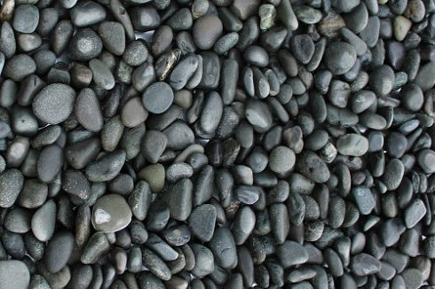 Kamenclub.ru: Галька речная окат (темно-серая) фр. 70-150 мм. купить  в Костроме галька речная темно-серая, синяя, серая речная галька округлая  8000 руб/т   фото КАМЕНЬ КЛУБ