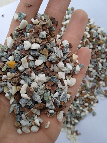 Kamenclub.ru: Мраморная крошка (щебень галтованный микс:: белый-черный) фр.5-10 мм  купить в Костроме мрамор белый, черный, молочный, серый галтовка мраморная окатанная декоративная ландшафтная 15500 руб/т   фото КАМЕНЬ КЛУБ