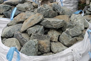 Kamenclub.ru: Гранит скальник (серо-зеленый) фр. 100-500 мм.  купить в Костроме гранит зеленый, серый, салатовый крупный ландшафтный валун 6 000 руб/т   фото КАМЕНЬ КЛУБ