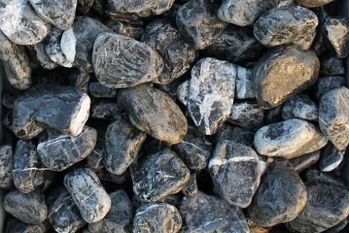 Kamenclub.ru: Щебень галтованный черный (мрамор) фр. 50-100 мм.  купить в Костроме мрамор черный с белыми прожилками щебень ландшафтный мраморный 15000 руб/т   фото КАМЕНЬ КЛУБ