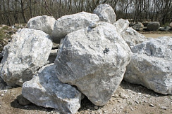 Kamenclub.ru: Мраморизированный известняк фр.500-1500 мм.  купить в Костроме    10000 руб/т   фото КАМЕНЬ КЛУБ