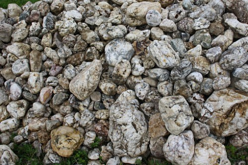 Kamenclub.ru: Кварцевый валунчик фр.100-300 мм.  купить в Костроме кварц белый, бежевый молочный рыжий крупный природный камень галечник 7850 руб/т   фото КАМЕНЬ КЛУБ