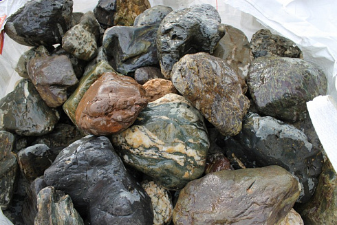 Kamenclub.ru: Ландшафтные валунчики фр.100-500 мм.  купить в Костроме крупный природный камень серый, темно-серый, светло-серый речной валун крупный 4800 руб/т   фото КАМЕНЬ КЛУБ