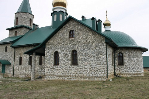 Kamenclub.ru: Галька речная плоская (бело-серая) фр. 100-200-300 мм. купить  в Костроме галька речная плоская серый, белый, бело-серый, серо-белый речная галька плоская  9000 руб/т   фото КАМЕНЬ КЛУБ