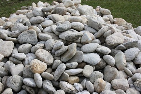 Kamenclub.ru: Бело-серый валунчик фр.100-300 мм.  купить в Костроме крупный камень для ландшафта серый, белый бело-серый валун крупная галька 4500 руб/т   фото КАМЕНЬ КЛУБ