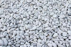 Kamenclub.ru: Мраморная крошка (щебень галтованный белый) фр.10-20 мм.  купить в Костроме мрамор белый, молочный, айвори окатанный округлый декоративный ландшафтный щебень 17000 руб/т   фото КАМЕНЬ КЛУБ