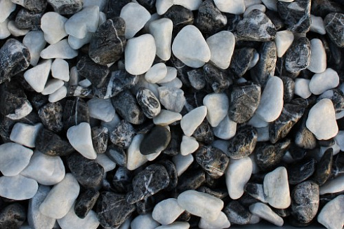 Kamenclub.ru: Мраморная крошка (щебень галтованный микс:: белый-черный) фр.5-10 мм  купить в Костроме мрамор белый, черный, молочный, серый галтовка мраморная окатанная декоративная ландшафтная 15500 руб/т   фото КАМЕНЬ КЛУБ