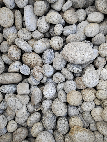 Kamenclub.ru: Галька речная окат (серо-белая) фр. 70-120 мм купить  в Костроме галька галечник бело-серая, серо-белая, серая, белая речная природная галька  8000 руб/т   фото КАМЕНЬ КЛУБ