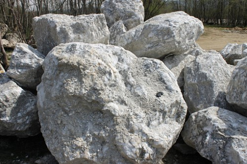 Kamenclub.ru: Мраморизированный известняк фр.500-1500 мм.  купить в Костроме    10000 руб/т   фото КАМЕНЬ КЛУБ