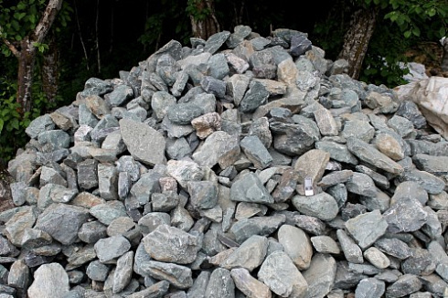 Kamenclub.ru: Гранит скальник (серо-зеленый) фр. 100-500 мм.  купить в Костроме гранит зеленый, серый, салатовый крупный ландшафтный валун 6 000 руб/т   фото КАМЕНЬ КЛУБ