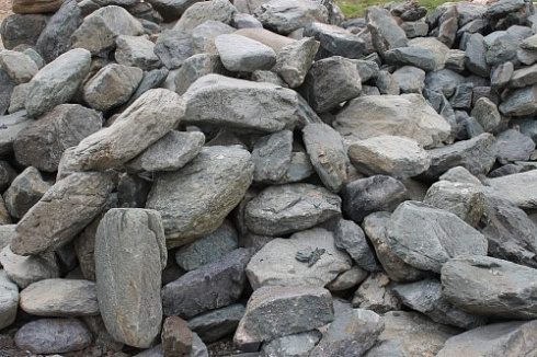 Kamenclub.ru: Гранит скальник (серо-зеленый) фр. 100-500 мм.  купить в Костроме гранит зеленый, серый, салатовый крупный ландшафтный валун 6 000 руб/т   фото КАМЕНЬ КЛУБ