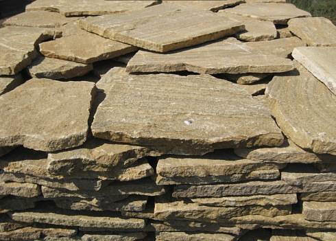 Kamenclub.ru: Песчаник пластушка желтый с рисунком (3 см)  купить в Костроме песчаник желтый с рисунком, рыжий, желтый песчаник пластушка ландшафтная рваная 8 500 руб/м3   фото КАМЕНЬ КЛУБ