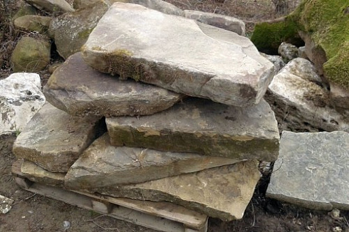 Kamenclub.ru: Песчаник плиты - плахи - пошаговые дорожки (фр. 70-150 мм)  купить в Костроме песчаник серый бежевый желтый зеленый колотый песчаник строительный 6500 руб/т   фото КАМЕНЬ КЛУБ