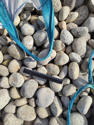 Kamenclub.ru: Галька речная окат (серо-белая) фр. 70-120 мм купить  в Костроме галька галечник бело-серая, серо-белая, серая, белая речная природная галька  8000 руб/т   фото КАМЕНЬ КЛУБ