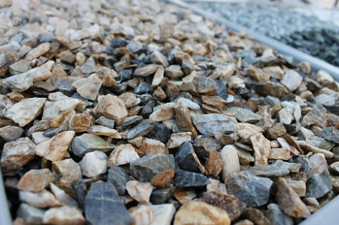 Kamenclub.ru: Мраморная крошка (щебень крошка медовый), фр. 10-20 мм.  купить в Костроме песчаник бежевый, серый каменная ландшафтная крошка  12000 руб/т   фото КАМЕНЬ КЛУБ